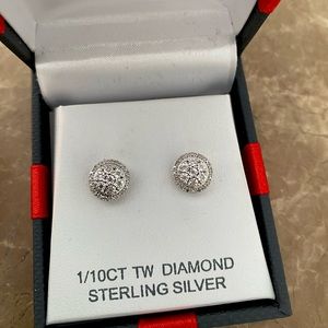 ❤️⭐️Diamond earrings set in sterling silver! Perfect gift!